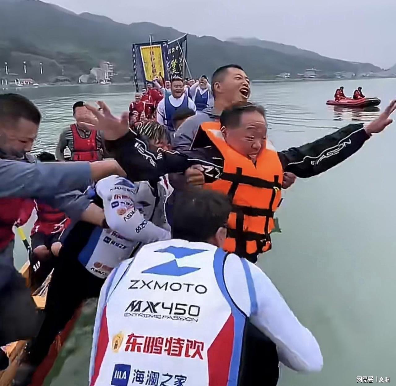 争议!张雪把县委书记扔进水里 网友:接地气 普通人敢扔一个试试?
